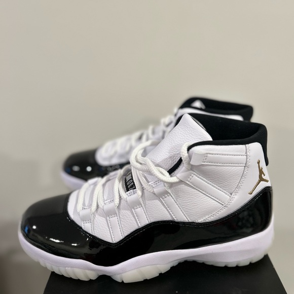 Jordan 11 “Gratitude” size 9.5